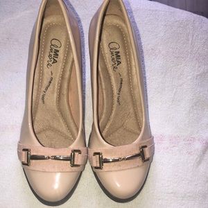 Mia Amore memory foam size 7 womens shoes they run small
